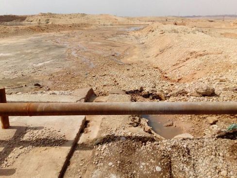 مناطق اطراف گودال های پر از پساب های سمی و آلوده صنعتی در خوزستان