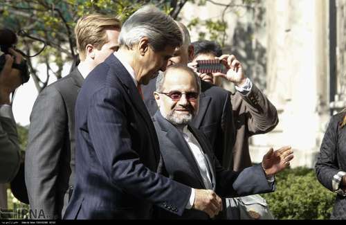  جان کری وزیر امورخارجه آمریکا در حال ورود به محل دیدار با محمد جواد ظریف وزیر امورخارجه ایران که در حاشیه نشست بازنگری ان پی تی در نیویورک انجام شد . 