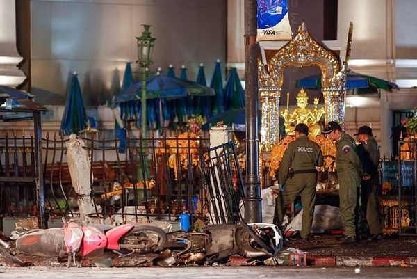 انفجار تروریستی در مقابل یکی از معابد تایلند در شهر بانکوک به مرگ 20 نفر و زخمی شدن 120 تن دیگر انجامید