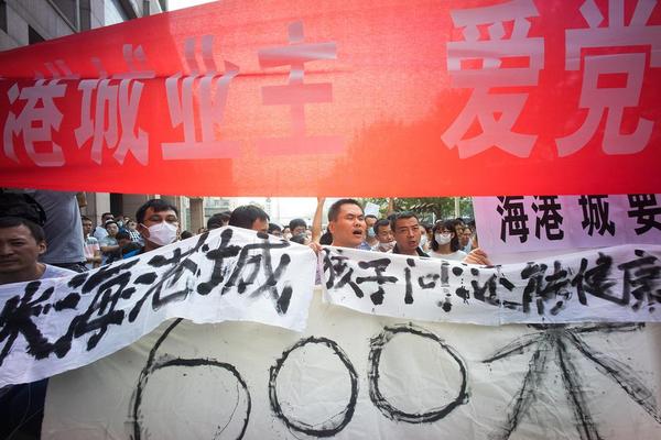 تظاهرات در اعتراض به انفجار شهر تیانجین چین و سیاست دولت پکن در پنهانکاری درباره دلیل وقوع این حادثه – شهر تیانجین