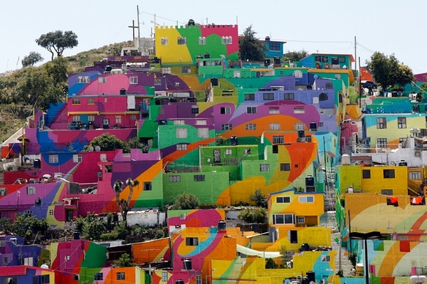 هنرمندان آلمانی با صرف 14 ماه وقت 209 خانه شهر پاچوکا در مکزیک را رنگ آمیزی کردند