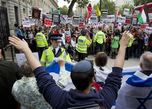 تجمع دو گروه در لندن در حمایت و مخالفت با سفر نتانیاهو به انگلیس