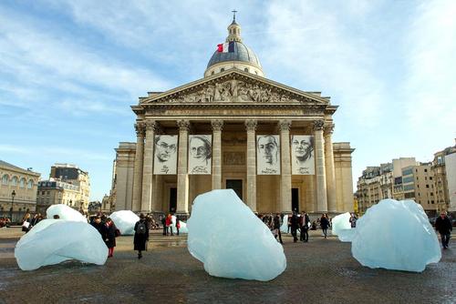 گذاشتن یک اثر هنری یخی در پاریس برای توجه دادن به موضوع تغییرات اقلیمی زمین همزمان با برگزاری نشست جهانی بررسی تغییرات اقلیمی