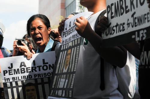 تظاهرات فعالان دانشجویی فیلیپینی در مقابل سفارت آمریکا در مانیل در اعتراض به حکم خفیف یک تفنگدار دریایی آمریکایی که یک زن فیلپینی را کشته است