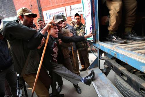 پلیس هند در کشمیر در تظاهرات روز جهانی معلولان برخی فعالان حقوق معلولان را بازداشت کرد