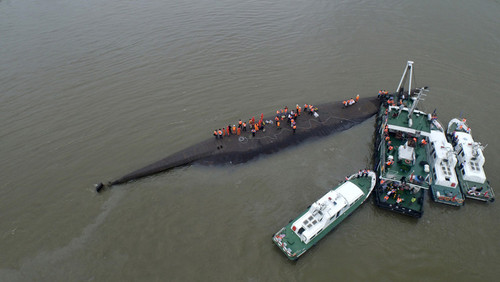 اعضای تیم امداد و نجات در جستجوی کشتی غرق شده در چین