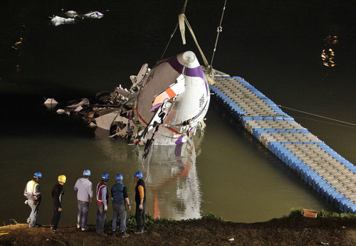 یافتن لاشه یک هواپیما از رودخانه ای در تایوان