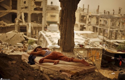 پسر فلسطینی پس از وقوع طوفان شن در غزه