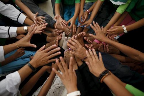 شماری از کودکانی که بتازگی توسط سازمانهای دولتی و نهادهای حامی حقوق کودکان از سوء استفاده نجات پیدا کرده اند مشغول بازی با هم هستند. این کودکان درگیر مسایل و مشکلاتی مثل سوء استفاده جنسی و کار اجباری بوده اند. عکس:REUTERS / Darren Whiteside 