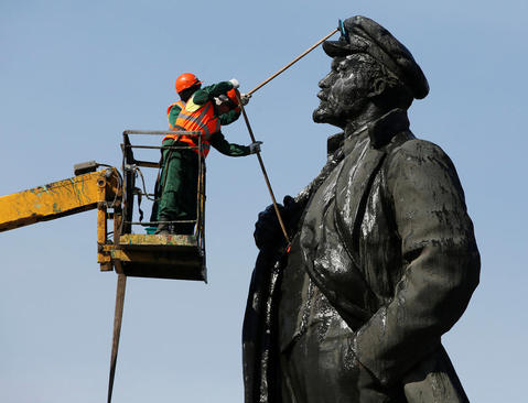 شستشوی مجسمه ولادیمیر لنین رهبر انقلاب کمونیستی شوروی سابق در شهر کرسنویارسک روسیه همزمان با صدو چهل و ششمین سالگرد تولد او