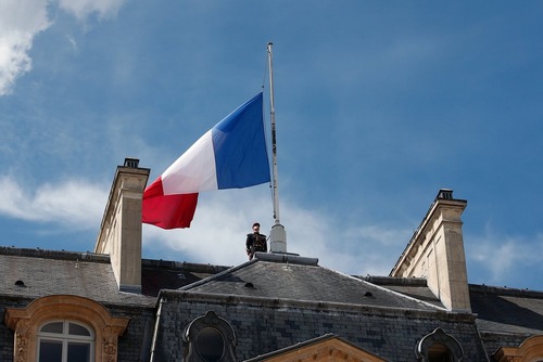 پرچم نیمه افراشته بر فراز کاخ الیزه پاریس به مناسبت سه روز عزای عمومی در فرانسه
