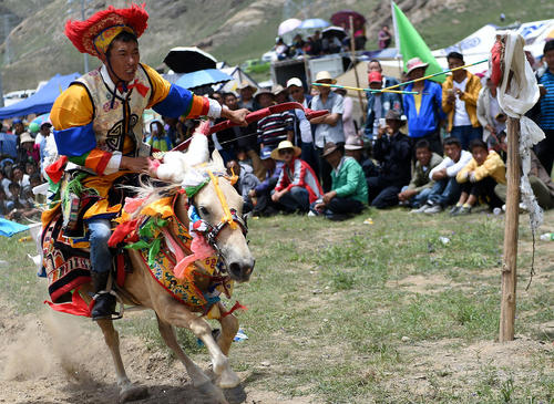 مسابقات اسب سواری در جریان جشنواره ای در لهاسا تبت