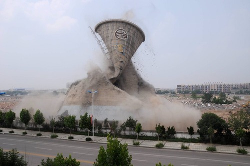 تخریب برج خنک کننده یک نیروگاه هسته ای در بینژو چین