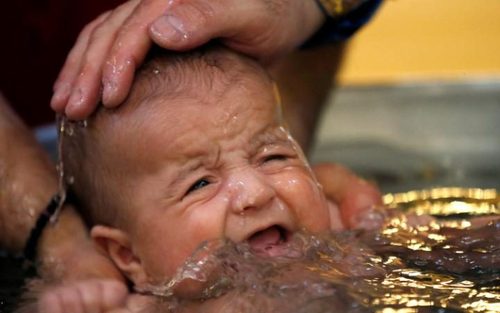غسل تعمید یک نوزاد در کلیسایی در تفلیس گرجستان