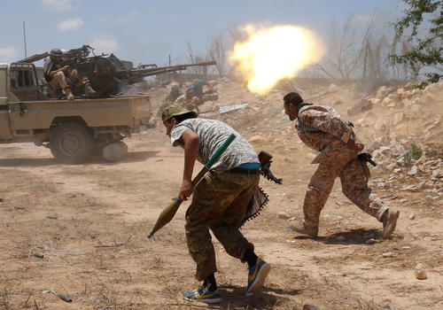 نبرد نیروهای دولت مورد حمایت جامعه جهانی در لیبی با شبه نظامیان داعش در حومه شهر سرت