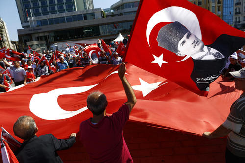 تظاهرات و گردهمایی حامیان حزب اپوزیسیون جمهوریخواه خلق ترکیه در میدان تقسیم استانبول در محکومیت کودتای اخیر . تظاهرات کنندگان در حمایت از ارزش های سکولار جامعه ترکیه شعار سر داده و 