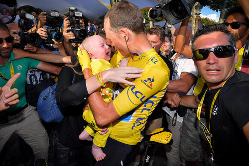 کریس فروم فاتح بریتانیایی مسابقات تور دوفرانس پس از قهرمانی فرزندش را در آغوش گرفته است – پاریس