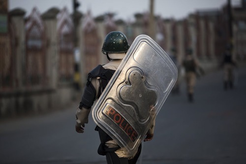 ادامه اعتراضات و وضعیت فوق العاده در سرینگر کشمیر