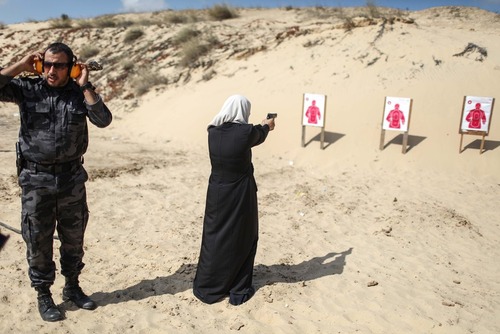 آموزش تیراندازی در اردوگاه تابستانی حماس در غزه
