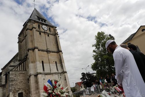 ابراز همدردی جامعه مسلمانان با کلیسای مورد حمله قرار گرفته از سوی دو داعشی در نرماندی فرانسه