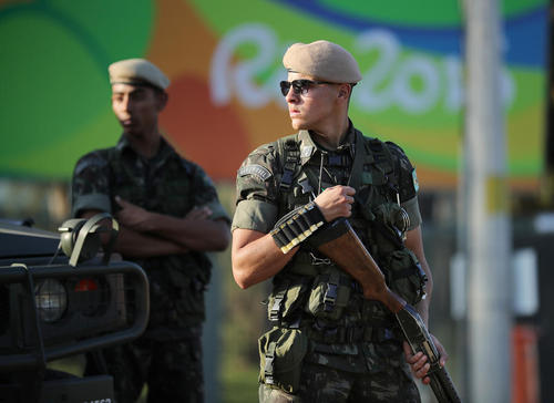 استقرار نیروهای امنیتی برزیلی در دروازه ورودی دهکده المپیک ریو در آستانه آغاز بازی های المپیک 2016 ریودوژانیرو
