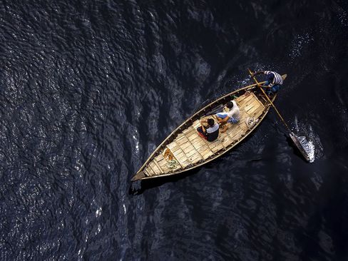 قایق سواری در رود بوریگانگا در داکا بنگلادش