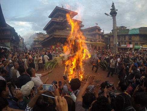 آتش زدن نماد یک دیو افسانه ای در جریان یک جشنواره آیینی در شهر باختاپور نپال