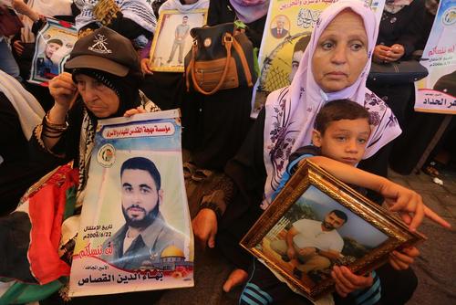 خانواده های فلسطینی با تجمع در ساختمان صلیب سرخ در غزه خواستار آزادی اعضای خانواده هایشان از زندان های اسراییل شدند
