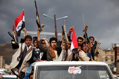 مانور حامیان حوثی ها و نیروهای وفادار به علی عبدالله صالح رییس جمهور معزول یمن در شهر صنعا