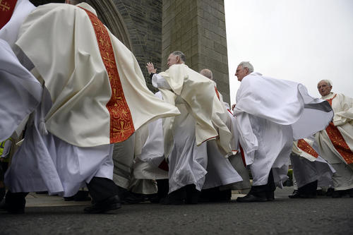 مراسم تشییع یک کشیش ارشد در کلیسایی در انگلیس