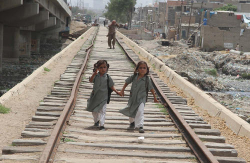 ریل آهن در شهر کراچی پاکستان