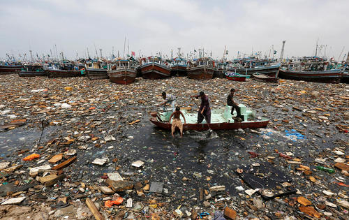 پاکسازی ساحل به شدت آلوده شهر کراچی پاکستان