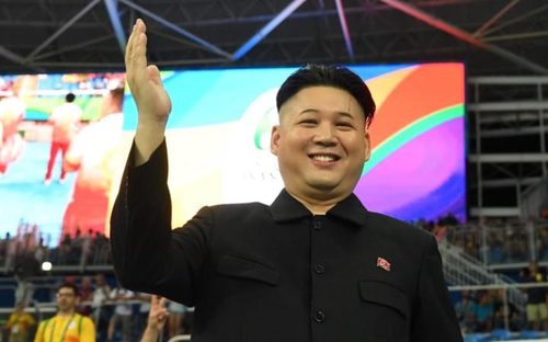 یک مرد کره ای شبیه به کیم جونگ اون رهبر کره شمالی در استادیوم المپیک ریو
