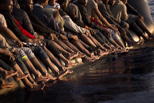 پناهجویان آفریقایی تبار سوار بر قایق و در حال عزیمت به جزایر اروپایی مدیترانه – ساحل صبراته در لیبی