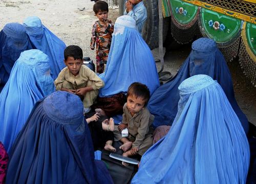 پناهجویان افغان بازگشته از پاکستان در انتظار اعضای کمیساریای عالی پناهجویان سازمان ملل در کابل