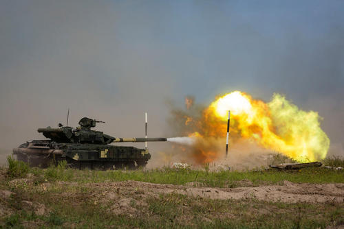 تانک تی 62 ارتش اوکراین در حال شلیک در جریان یک رزمایش نظامی در منطقه خارکوف