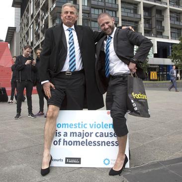 دو کارآفرین در شهر ملبورن استرالیا در اقدامی نمادین علیه تبعیض و خشونت علیه زنان کفش های پاشنه بلند پوشیده اند