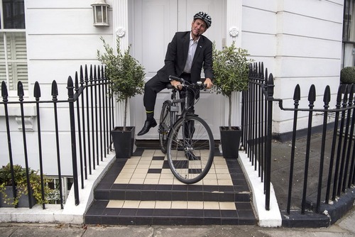 جرمی هانت وزیر بهداشت بریتانیا در حال سوار شدن به دوچرخه برای رفتن به سر کار