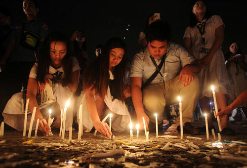 روشن کردن شمع برای گرامی داشت یاد قربانیان حمله تروریستی به شهر داوائو در جنوب فیلیپین