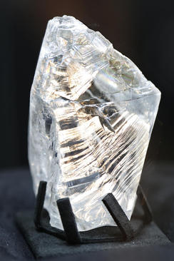 رونمایی از الماس 813 قیراطی در پاریس – این الماس در نوامبر 2015 از سوی یک شرکت کانادایی در کشور بوتسوانا کشف شد. قیمت پایه این الماس بزرگ 63 میلیون دلار آمریکاست