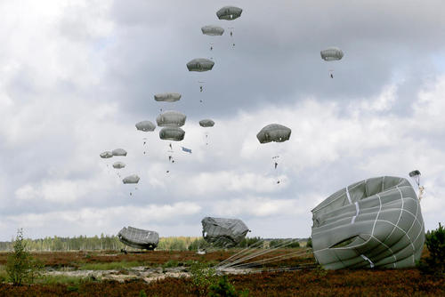 پرش با چتر نیروهای آمریکایی در جریان یک رزمایش در لیتوانی