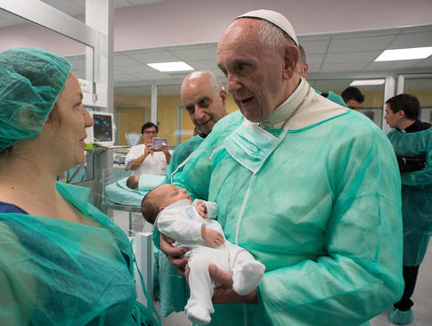 بازدید پاپ فرانسیس از بخش نوزادان بیمارستانی در شهر رم