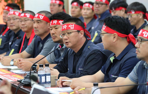نشست خبری رهبران اتحادیه های کارگران صنعتی کره جنوبی در شهر سئول به منظور اعلام اعتصاب سراسری کارگران صنعتی در روز 23 سپتامبر برای اعتراض به سیستم پرداخت دستمزدها
