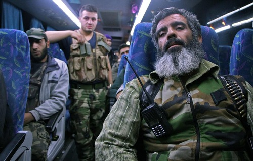 بازگشت نیروهای شورشی و خانواده هایشان از منطقه حومه دمشق به شهر ادلب سوریه