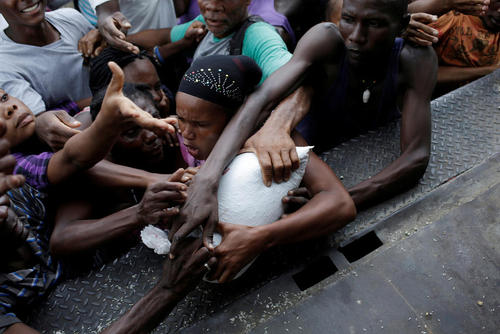 توزیع کمک های غذایی میان توفان زدگان در هاییتی