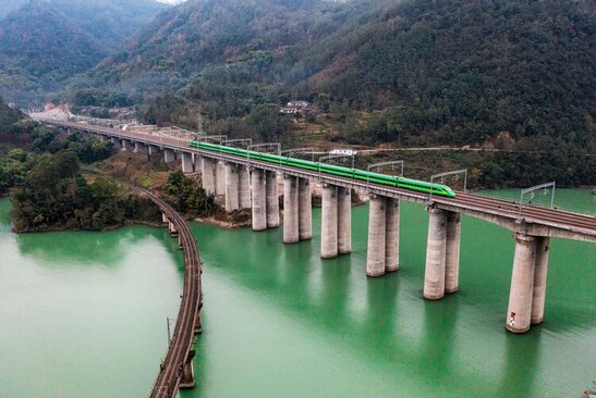 دیدنی های امروز؛ از توفان برفی آمریکا تا قطار سریع السیر چین 13