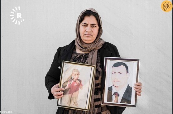 کردهای ایزدی‌ با عکس اعضای مفقود شده خانواده خود