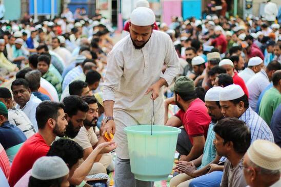 دیدنی های امروز؛ از سفره های افطاری تا فعال ضد جنگ کره جنوبی 12