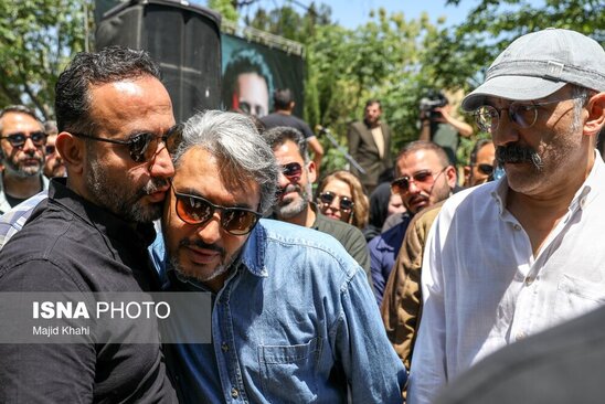 مراسم تشییع پیکر حسام محمودی با حضور هنرمندان (عکس) 5