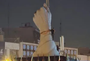مشت گره کرده در میدان انقلاب (+عکس)